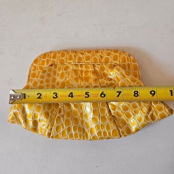 Clutches_&_Wristlets